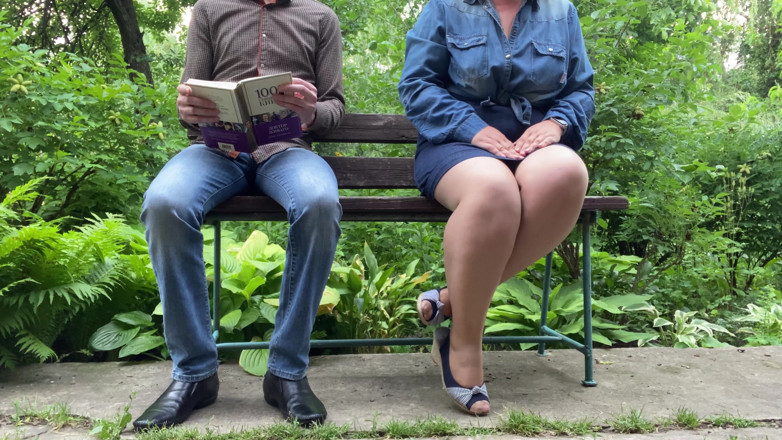 OurFetishLife: Pantat putih yang menakjubkan dalam pantyhose kencing di luar sebelah...