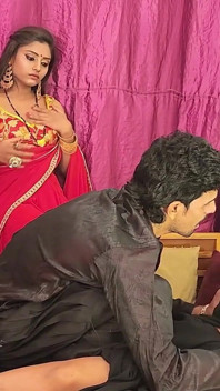 Yengem seksi büyük göğüsler ve en iyi arkadaşım sert üçlü seks