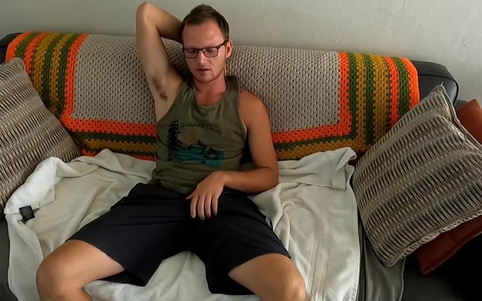 Russie Goodboy: R.goodboy J/o sur un canapé regarde une éjaculation porno torride avec...