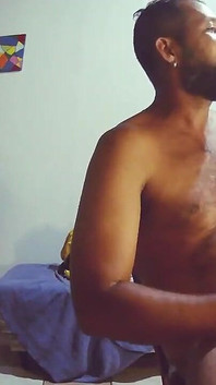 Masturbuje a zpívá