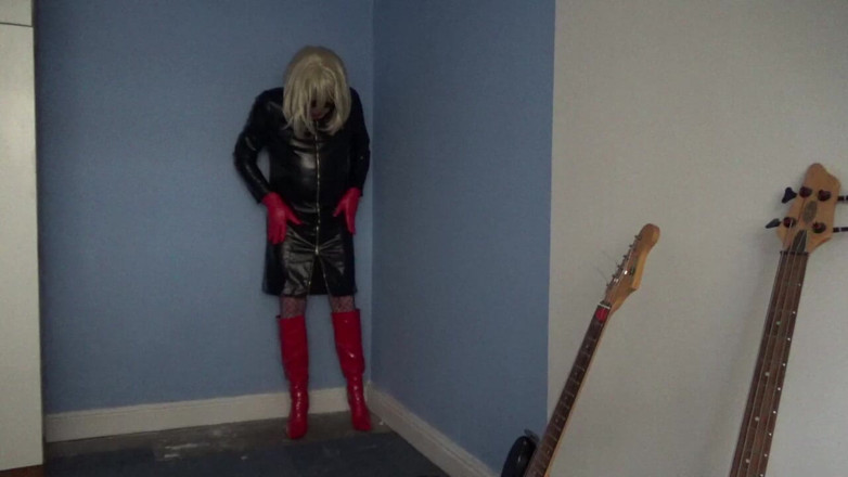 Leather Kirsten: Lebih banyak lagi kulit merah dan hitam dan jala