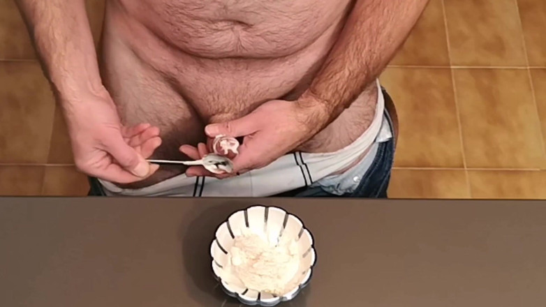 Cicci77: Cicci77 zjada lody z gorącą śmietaną po masturbacji Pedro!