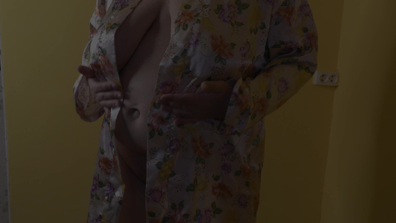 Milky Mari: Istri sange ini lagi asik fingering memek beceknya pakai jari...