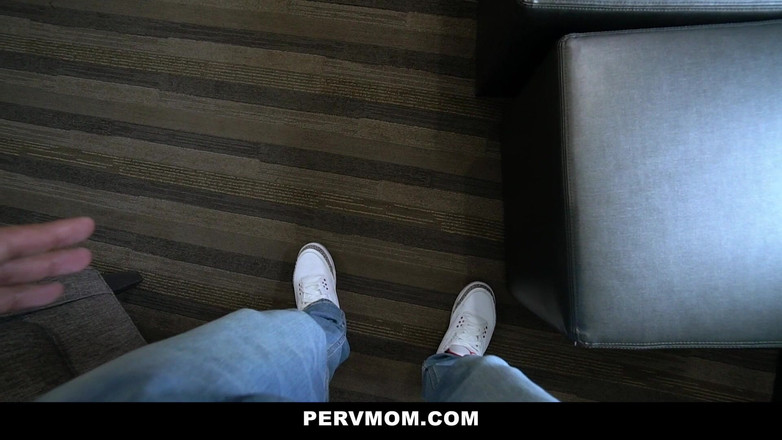 PervMom: Meine vollbusige rothaarige stiefmutter hat vergessen, die badezimmertür zu schließen!