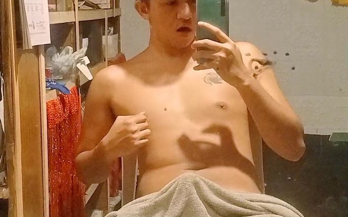 Rent A Gay Productions: 亚洲同性恋青少年手淫，。呻吟并撸管他自己的精液