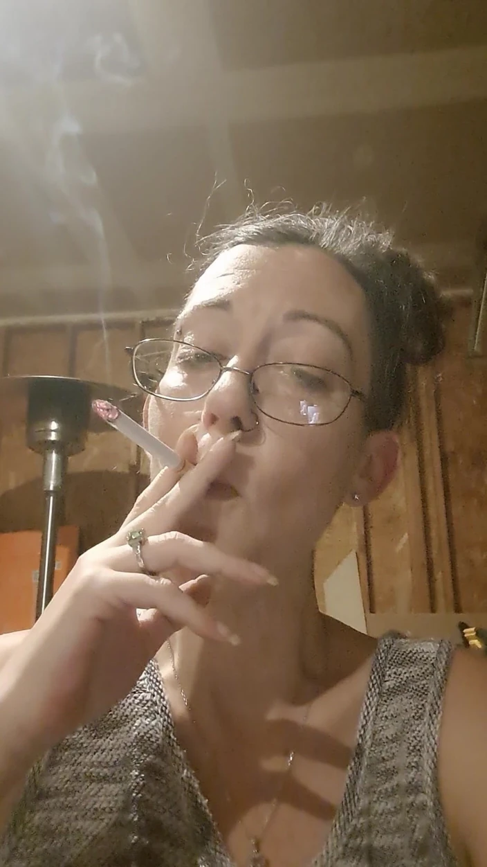 Naughty alchemy: Megera gostosa fumando