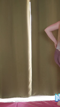 La formosa ember springs mostra il suo corpo sexy nuda con porno yoga