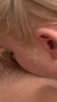 Sexy blondýnka a zralá dáma se navzájem šukají