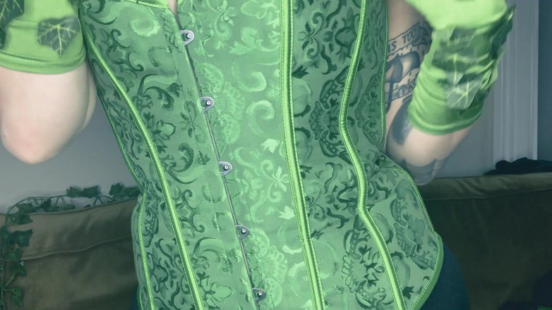 Deanna deadly: Ivys tease and poison kiss for POV superhero