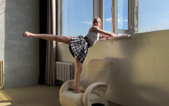 Holy Harlot: Adorazione di yoga ragazza in forma calda