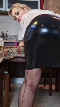 เย็ดตัวเองในครัวกับถุงน่องสีดำ Raven - Part 1