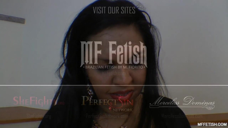MF Fetish: Holka na gauči pro Obryně Cynthia
