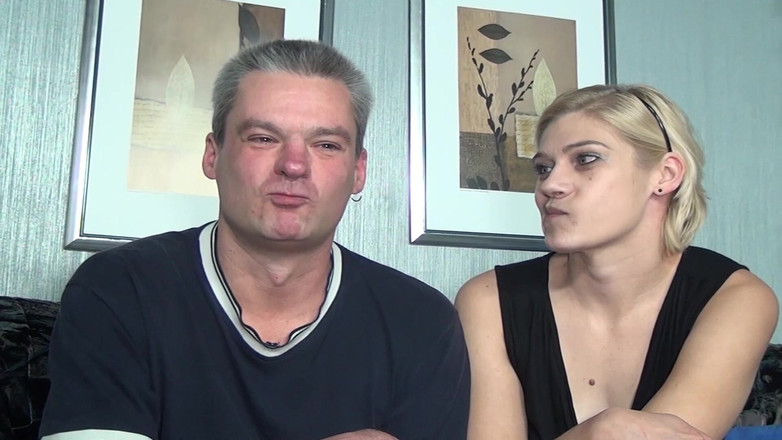 Deutscher hardcore: Sexy německá holka si užívá trojku s bisexuálními chchloupky