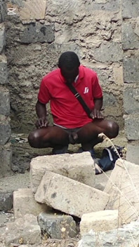 Il ragazzo shamba si è arrapato mentre è in servizio
