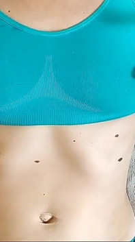 La moglie teenager gioca da sola con i capezzoli attraverso un argomento sportivo