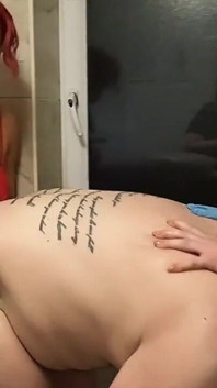 Dominação feminina Anal cadela com cinta-caralho humilhada no chuveiro