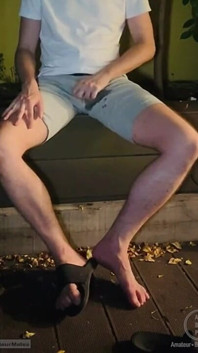 Adilette Sandaletli Amatör Twink Bahçede Kendini Islatıyor Ve Yarağını Çıkarıyor
