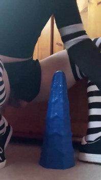 Goth Twink berijdt nieuwe anale stretcher in minirok!