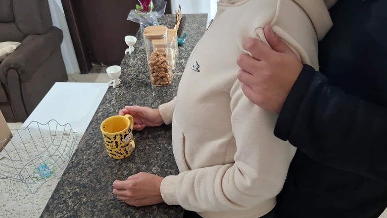 Gabi SweetCouplesStories: O fiică vitregă este surprinsă în timp ce ia micul dejun.