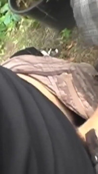 La ragazza mora biricchina fa squirtare la sborra calda succhiandogli il cazzo