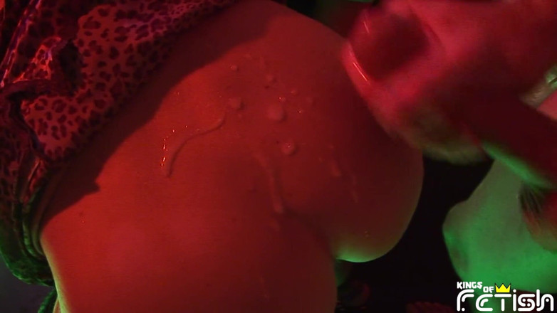 Big Tits for You: Mame sexy blonde și brunete sunt futute dur într-un club de noapte...
