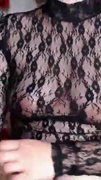 Morena em top de renda apertada sexy