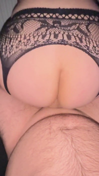Beste freundin reitet hartes reverse-cowgirl, bitte komm nicht in mir