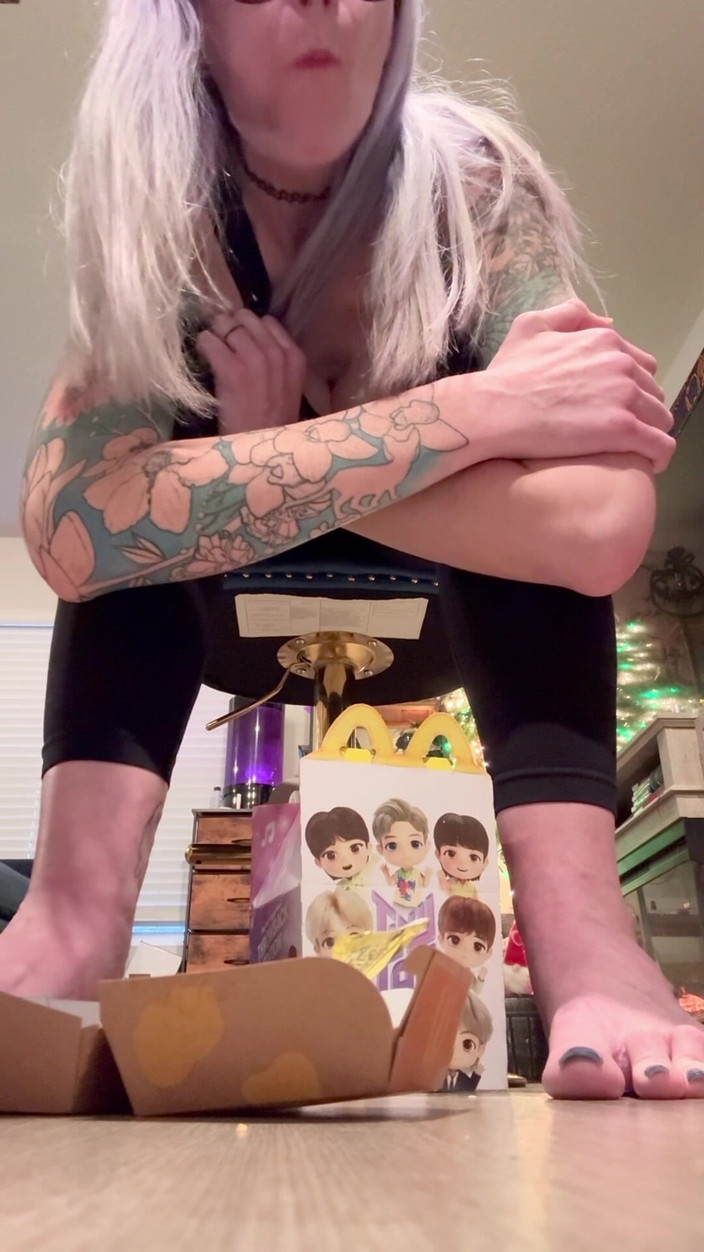 Peppermint Giantess: Svačina velikosti 67 Obryně vs. Malé jídlo