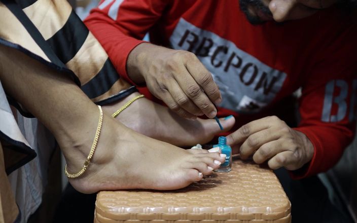 Vaigavarun Feet romance: Pojke satte nagellack på tjejfötter