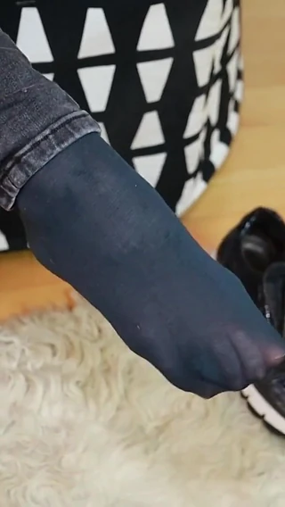 KimisWorld: Bold & Unique: Sweaty Ski Socks, Sneakers & Black Jeans Tease