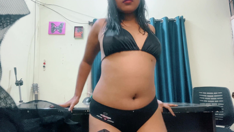 Pussy queen: Soyunma dansı