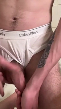 Gêmeo sem cortes mal pode esperar para mijar por todo o seu corpo peludo