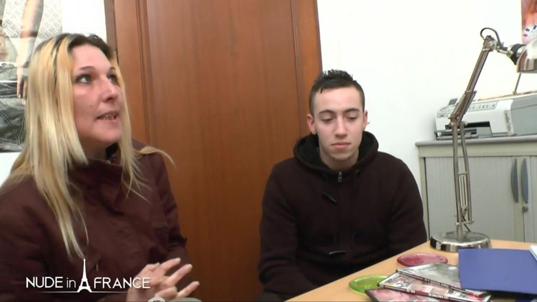 La France a Poil: Une pute blonde répond à un appel de casting avec un étalon...