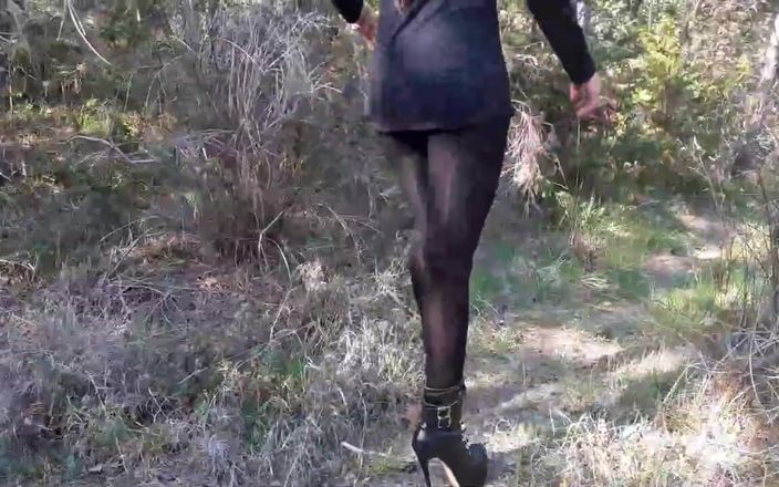 LauraOnHeels: ऊँची एड़ी के जूते और जंगल में घूमना