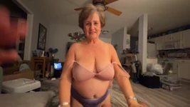 발은 그녀의 소년 장난감의 자지를 빨아