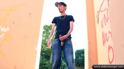 Sk8terBengel: Dildospaß im freien und rauchen in strümpfen