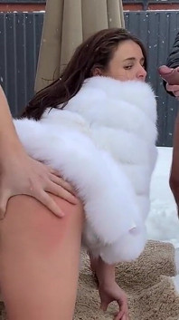 雪の中で妊婦を叩く男たちのグループ