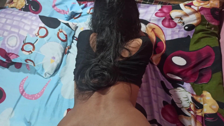 Namita: Desi paffuta indiana bhabhi indossa un abito sexy nel badroom...
