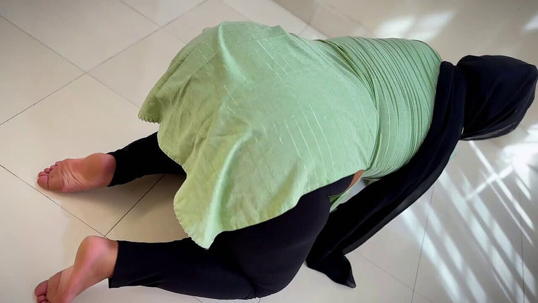 Aria Mia: Hotelová služka ošukaná cizím hostem, když mu uklízí pokoj, zatímco...