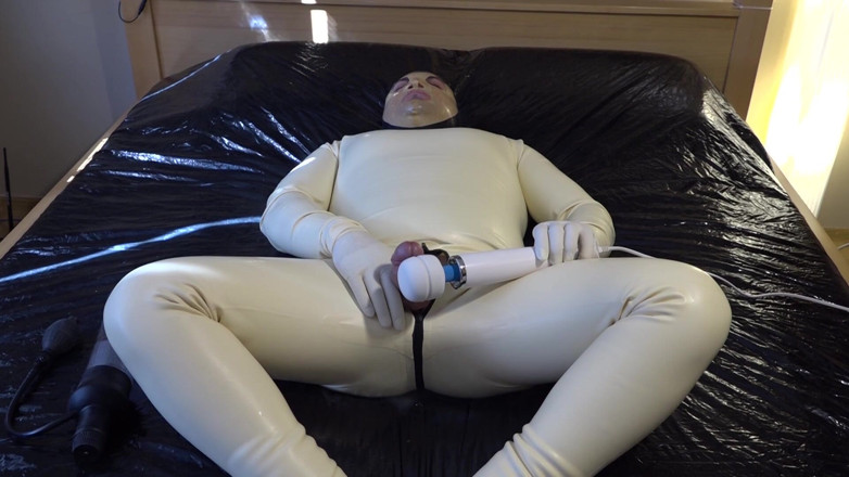 Latex Danielle Cum Slave: Danielle, în latex, spermă sclavă!