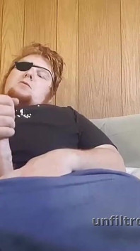 Ruiva sexy com um tapa-olho mostra como gozar como um mafioso