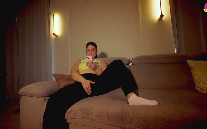 beauty_and_the_other_one: Ateşli orta yaşlı seksi kadın evde yalnız akşam geç saatlerde...
