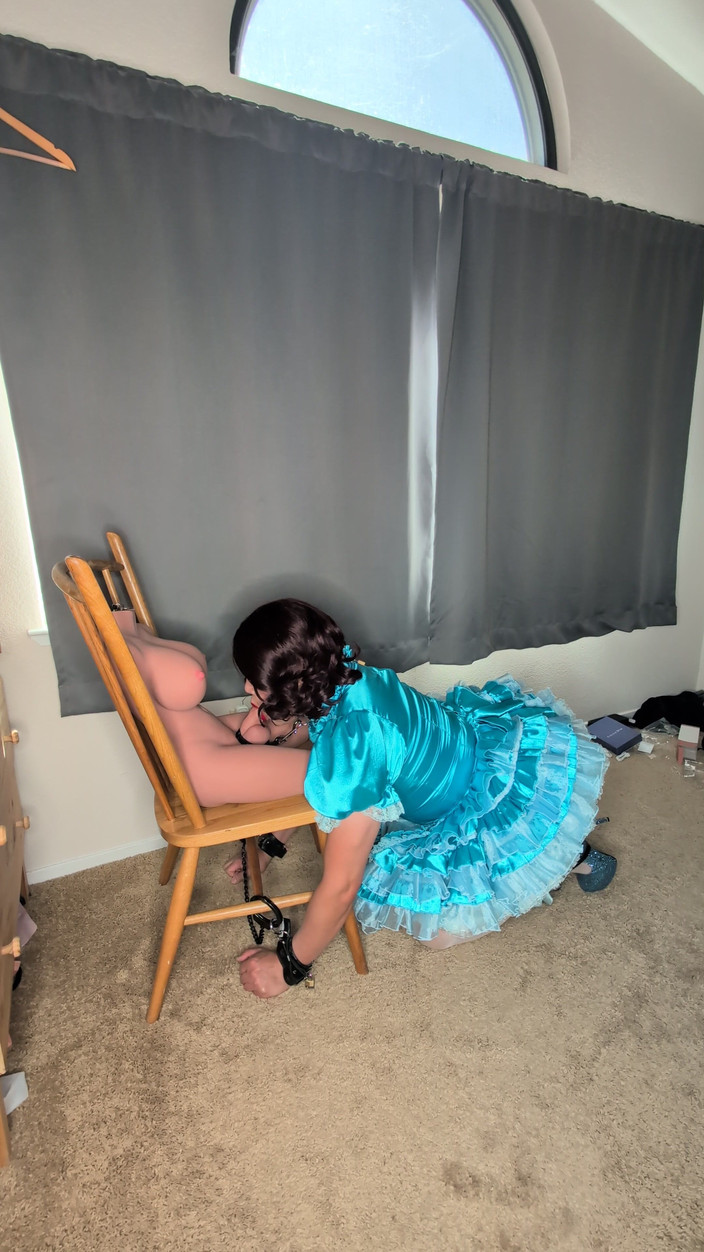 Sissy Candy: ¡La criada mariquita obtiene su cuello bloqueado con la polla...