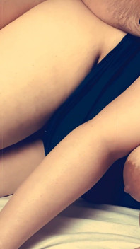 Un beau-fils excité partage son lit avec sa belle-mère, il la baise par derrière comme un étalon et lui ruine la chatte pendant que ses gros seins rebondissent