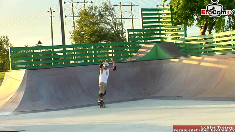 EroCom: Blondes skate girl with nice tits picked up for sex