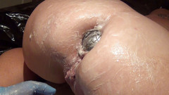 Ines Gapehole: Gioco di culo estremo. Enorme boccia ball per il suo...