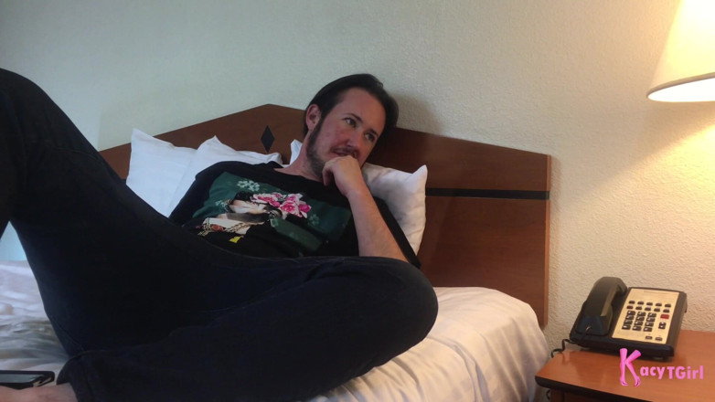 Kacy TGirl: Milf trans condividono il figliastro trans a Las Vegas