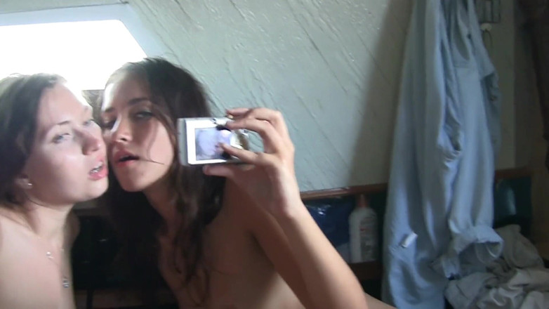 Dirty fantasy: Des demi-sœurs de 18 ans se découvrent le corps en vacances