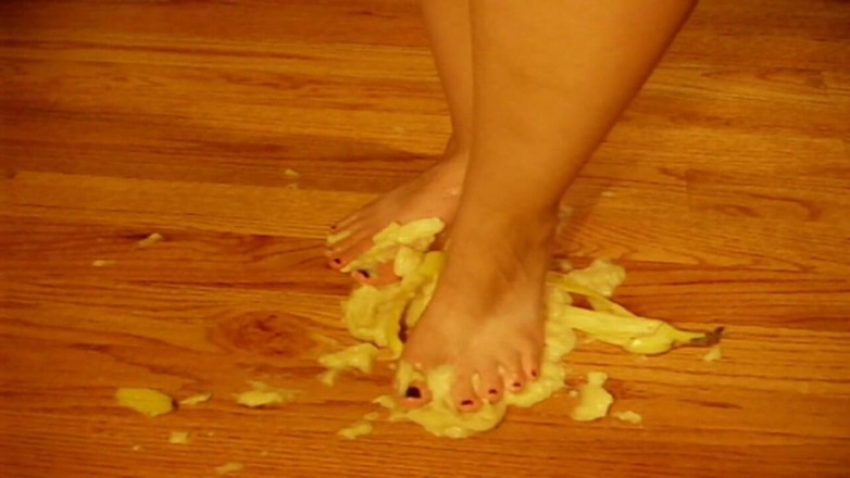 Sexy Amateurz: Crushing food with feet