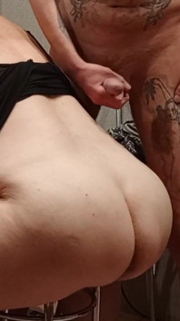 Jag runkar av min kuk på min svärmors stora röv och sperma